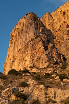 Orangebraune Klippen und blauer Himmel 2