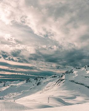 Sneeuwgebergte tijdens zonsondergang in de Franse Alpen van Mick van Hesteren