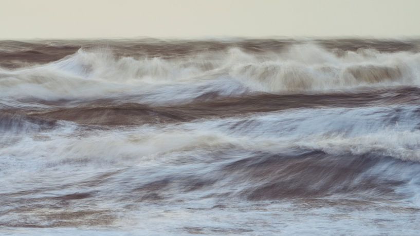 abstraktes Bild des Meeres mit hohen Wellen von eric van der eijk