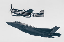 F-35 Lightning und P-51 Mustang von Sebastiaan Hamming