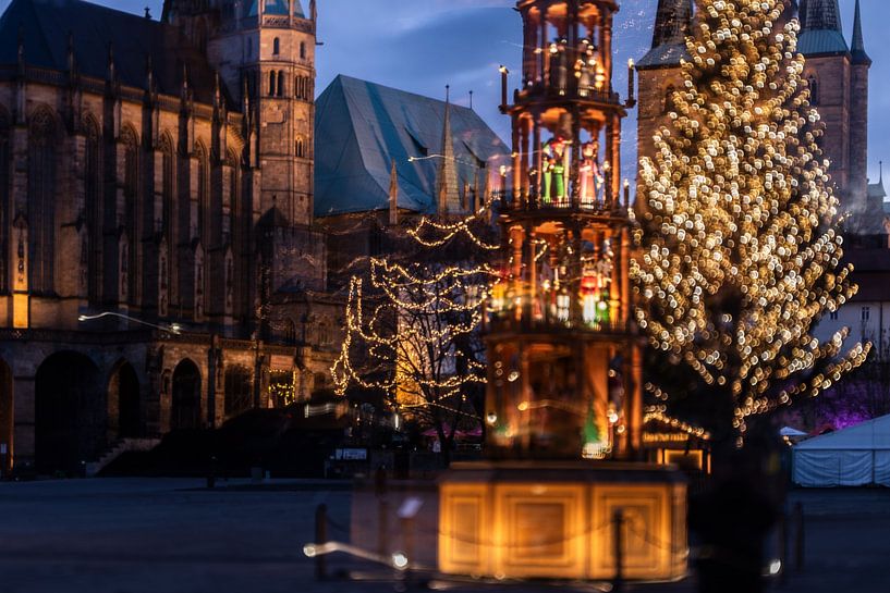 Weihnachtspyramide vor Erfurter Dom von Mixed media vector arts