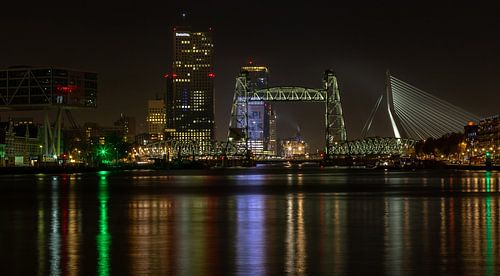 Nachtfoto van De Hef en de Erasmusbrug ...