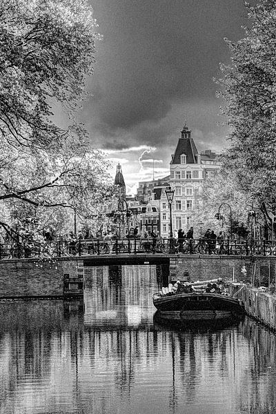 Amsterdam Kloveniersburgwal Centre vers Amstel Noir et Blanc par Hendrik-Jan Kornelis