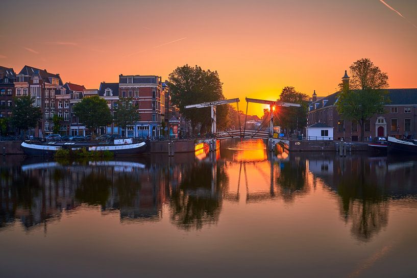Uitzicht op de Walter Süskindbrug in Amsterdam, 2019 van Amsterdam.Photos