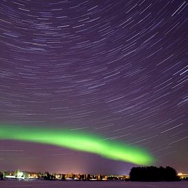 Noorderlicht/poollicht en Sterrenspoor in Rovaniemi, Finland van Jeroen Bos