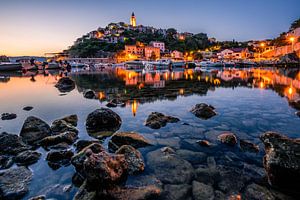 Vrbnik auf Krk ein Bergdorf in Kroatzien mit Hafenim Morgenlicht