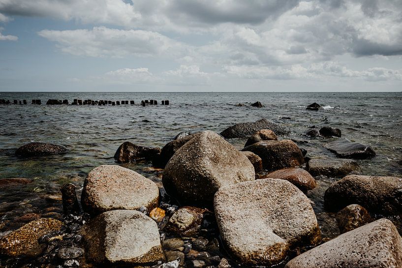 Pierres sur la côte de la mer Baltique près de Sassnitz (Rügen) par Denny Lerch