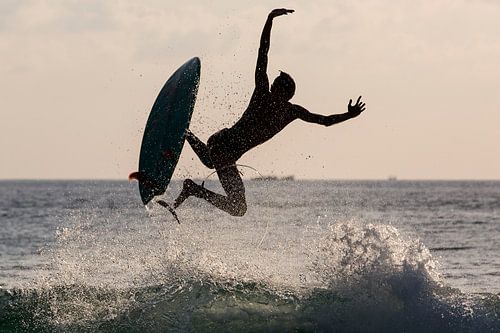 Surfer aan het strand van Seminyak Bali 