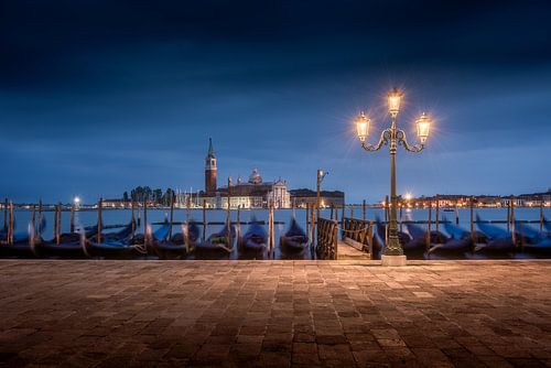 Venetië at night - Italië van Niels Dam
