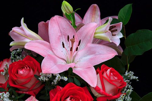 Stillleben mit Lilien und Rosen