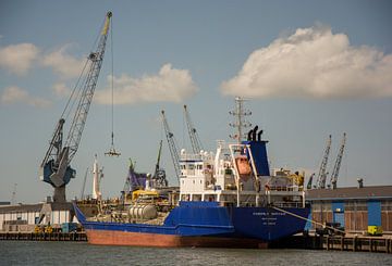 Ships moored at the quay in the Waalhaven. by scheepskijkerhavenfotografie