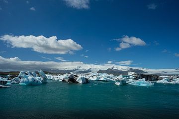 Island - Luftaufnahme von riesigen Eisbergen auf dem Wasser von adventure-photos