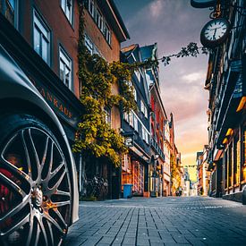 Voetgangersgebied in Wetzlar, de mooie oude stad met zijn luxe winkels, dure auto's en een geweldige van Fotos by Jan Wehnert