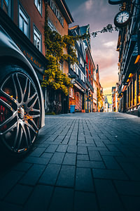 Fußgängerzone in Wetzlar, die schöne Altstadt mit ihren Luxus Geschäften teuren autos und einen Toll