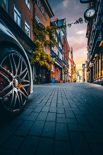 Voetgangersgebied in Wetzlar, de mooie oude stad met zijn luxe winkels, dure auto's en een geweldige