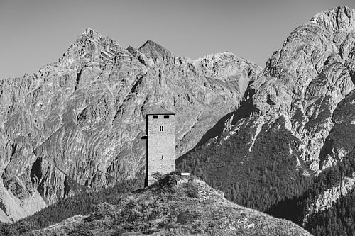 Stein auf Stein - Ruine Steinsberg in Ardez