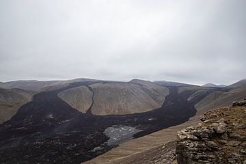 Blick auf den Vulkan Fagradalsfjall mit erstarrten Lavaströmen in Island | Reisefotografie von Kelsey van den Bosch