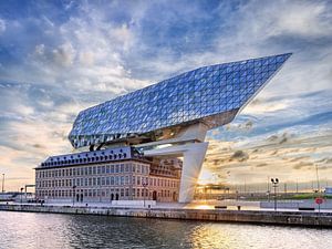 Antwerpen Port House gegen erstaunlichen Himmel während des Sonnenaufgangs 2 von Tony Vingerhoets