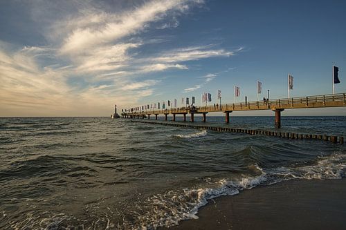 De pier van Zingst, die zich uitstrekt in zee en aan het eind een duikgondel heeft.