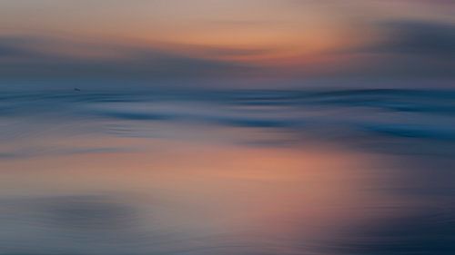 Douceur du soir sur la plage sur Greetje van Son