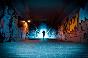 Lopen naar het licht van het einde van tunnel van Robby's fotografie