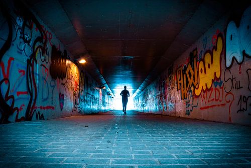 Lopen naar het licht van het einde van tunnel