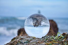 Uitzicht door de glazen bol op het strand. Zee en lucht op de achtergrond. van Martin Köbsch