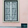 Venster in Lissabon ᝢ roze gevel reisfotografie Portugal Europe van Hannelore Veelaert