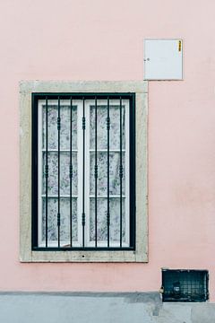 Venster in Lissabon ᝢ roze gevel reisfotografie Portugal Europe