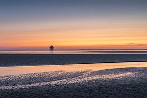 Une belle soirée d'été avec un magnifique coucher de soleil sur l'Engelsmanplaat dans la mer des Wadden