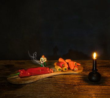 Humorvolles Stillleben mit Paprika und Kerzenlicht . von Saskia Dingemans Awarded Photographer