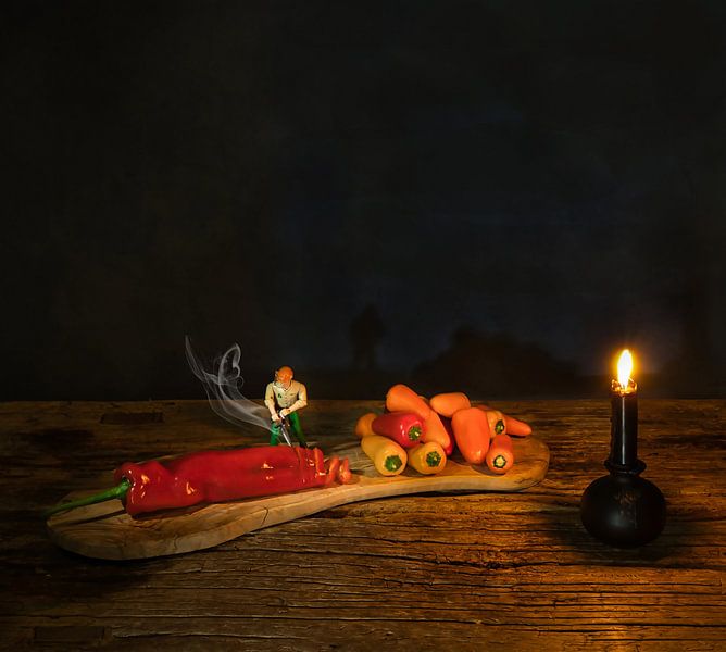 Nature morte humoristique avec des poivrons et des bougies. par Saskia Dingemans Awarded Photographer