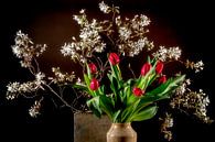 Stilleben mit Tulpen und Blüte von Hanneke Luit Miniaturansicht