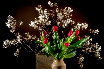 stilleven met tulpen en bloesem van Hanneke Luit