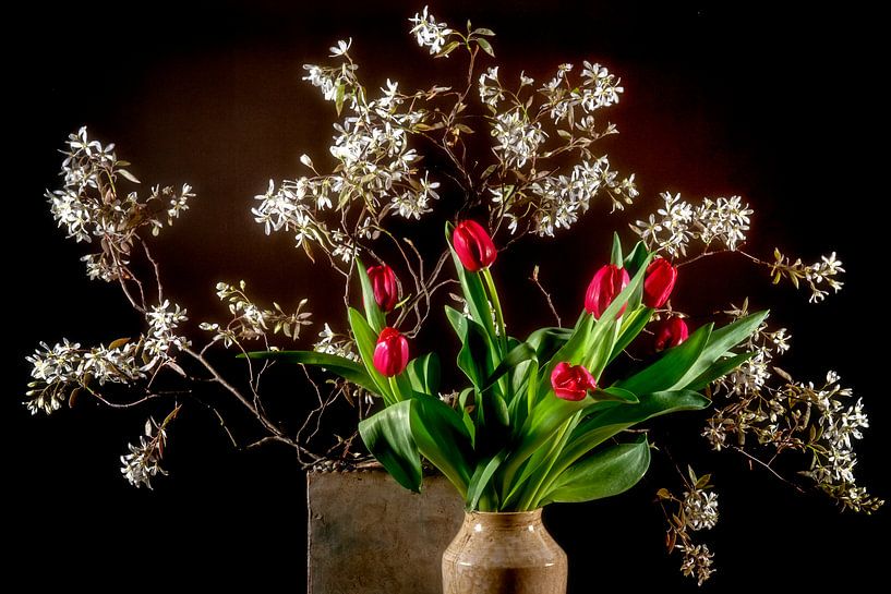 Stilleben mit Tulpen und Blüte von Hanneke Luit