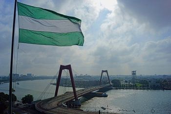 Willemsbrug mit Rotterdamer Flagge