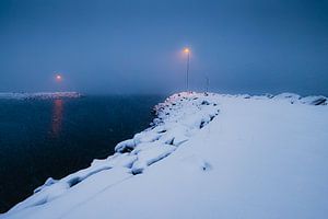 Laternenmast auf der Mole im Nebel von Martijn Smeets