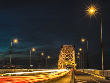 Pont de Waal la nuit
