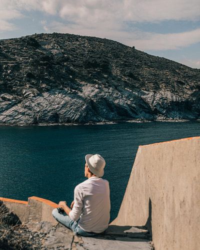 Garçon avec chapeau surplombe la mer Méditerranée