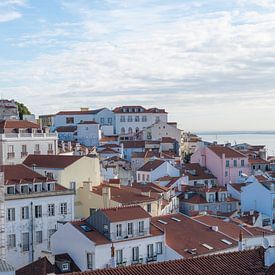 Blick auf den alten Stadtteil Alfama und den Fluss Tejo in Lissabon, Portugal von Christa Stroo photography