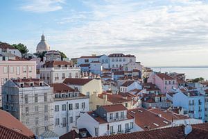 Alfama en de Taag  in Lissabon, Portugal - pastel straatfotografie en reisfotografie van Christa Stroo fotografie