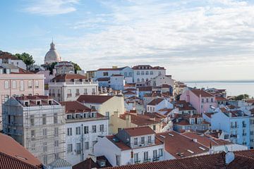 Alfama en de Taag  in Lissabon, Portugal - pastel straatfotografie en reisfotografie