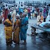 Indiaase dames staan klaar voor ritueel bad in de Ganges van Karel Ham