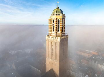 Peperbus kerktoren in Zwolle boven de mist van Sjoerd van der Wal Fotografie