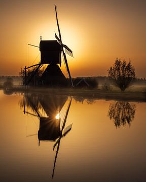 Zonsopkomst achter een molen aan de Kinderdijk van Pieter van Dieren (pidi.photo)