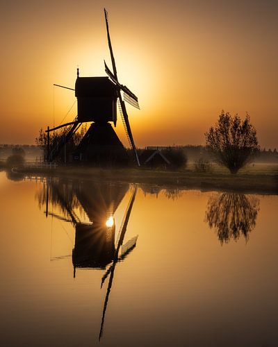 Zonsopkomst achter een molen aan de Kinderdijk