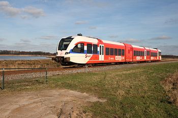 Der ARRIVA-Zug in ländlicher Landschaft