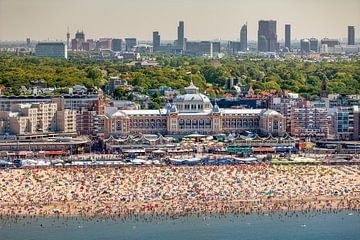 Luchtfoto van Scheveningen, strand en Kurhaus van Frans Lemmens