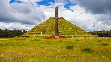 Pyramide van Austerlitz van Henk Meijer Photography