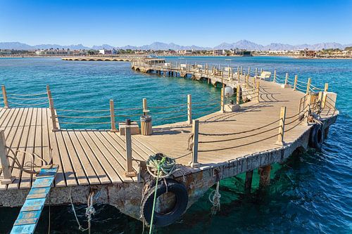 Landschap met bochtige houten steiger in Egyptische zee